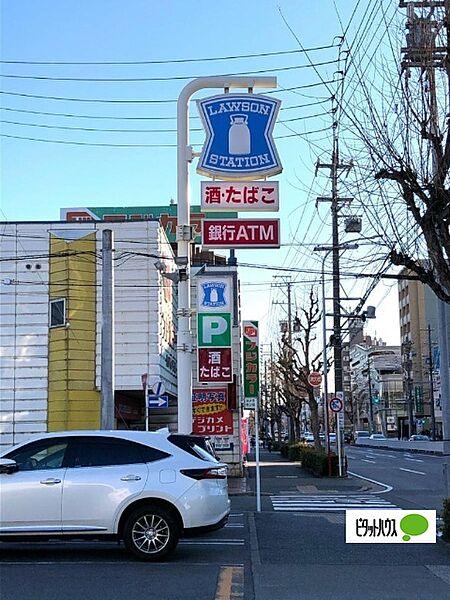 【周辺】コンビニ「ローソン川名駅前店まで303m」