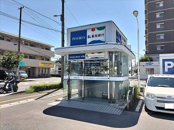 【周辺】四国・高知銀行 ファミリーマート高知インター店 750m