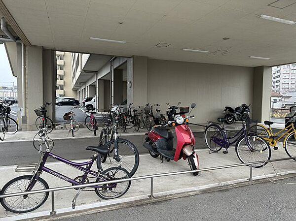 【駐車場】駐車場は1台駐車可能です。駐車場以外にも駐輪場もあり、バイクも駐車できます。東尾道駅が近く、周辺には商業施設も多数ある為、自転車が置ける駐輪場は重宝しますね。