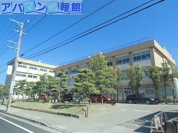【周辺】新潟市立上山中学校 518m