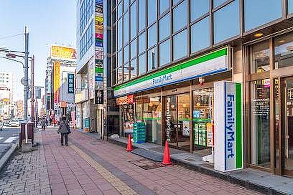 【周辺】ファミリーマート札幌琴似1条4丁目店 350m