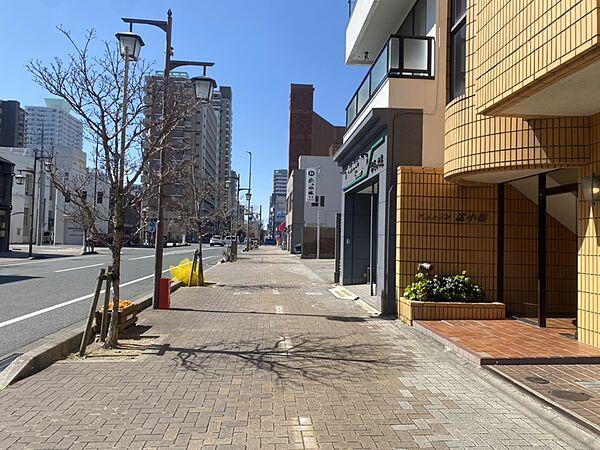 【外観】【外観】マンションを出てすぐの歩道は道幅も広く、大通りや、豊鉄市内線の「新川駅」（240ｍ）まで安心して歩いて行くことができます。
