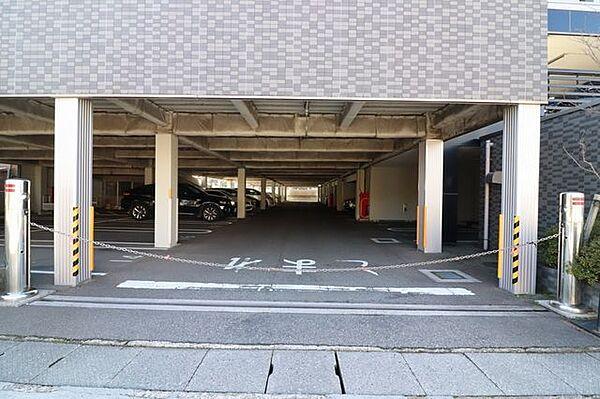 【駐車場】屋内式の平面駐車です。金沢の駅西エリアでは、機械式駐車場が多いなか、1住戸につき1台が確保できるマンションです。