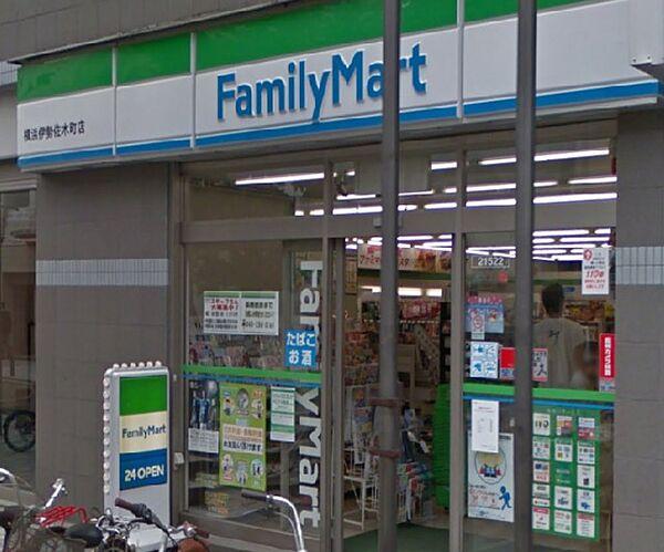 【周辺】ファミリーマート横浜伊勢佐木町店 109m