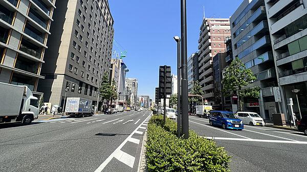 【外観】前面道路［2023年6月21日撮影］前面道路は新宿通り！平坦な立地で自転車移動も便利です！