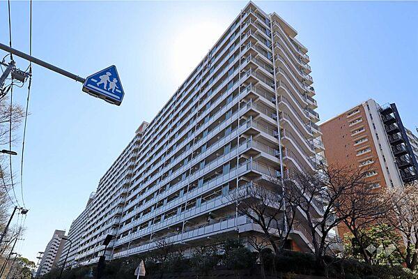 【外観】潮路東ハイツ54号棟の外観（北東側から）。東京モノレール「大井競馬場前」駅徒歩約13分とアクセス便利なマンションです。