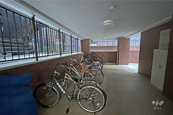 【駐車場】駐輪場は屋内にあるため、大切な自転車を雨風から守ってくれます。綺麗に整頓されていますね。