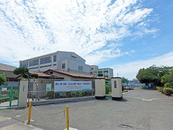 【周辺】神戸市立歌敷山中学校（792m）