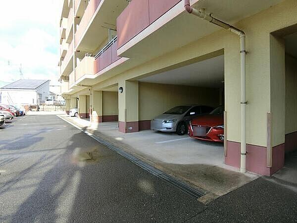 【駐車場】屋根付き駐車場