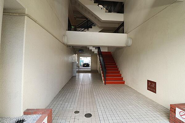 【エントランス】階段が建物内にあり丸見えになりません☆