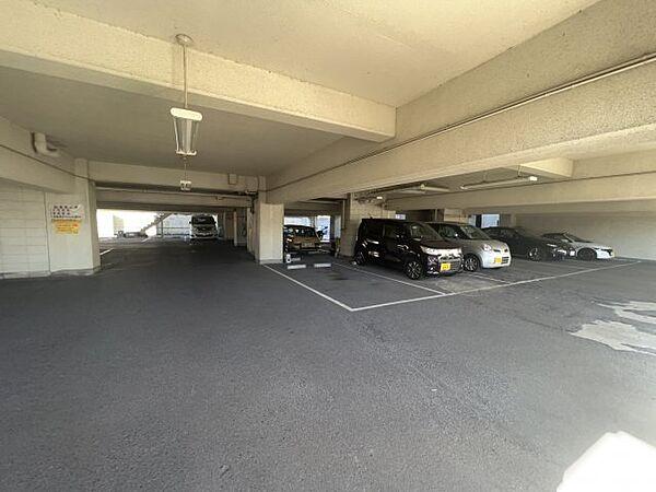 【駐車場】平置きの広い駐車場がマンション内にあります♪