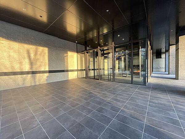【エントランス】格調高いデザイン性を持つ玄関は、住む方のプライドを満たすクオリティ。