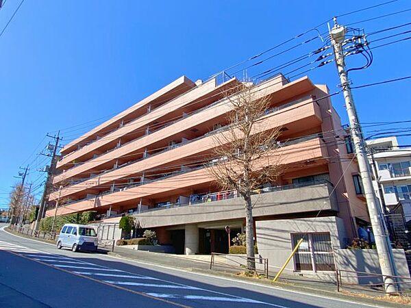 【外観】東急田園都市線、鷺沼駅から徒歩12分の場所に位置する、レンガ色のタイルと石タイルが使用された高級感あるマンションです。