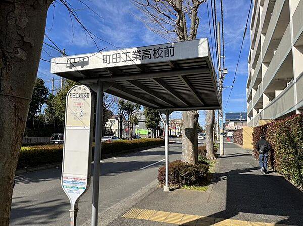 【周辺】町田駅に向かうバス停はエントランスの目の前です。