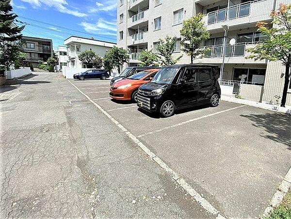 【駐車場】継承可能な当該部屋の駐車場はマンション裏手にあります♪