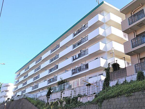 【外観】南西側を通る綱島街道から見ると、一段高い丘の上にマンションが建っている姿を見ることができます。