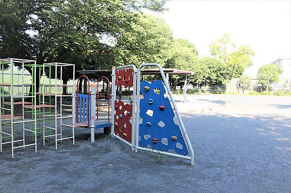 【周辺】広い公園が隣りなので、お子様の遊び場に好適。マンションの反対側の隣りは横浜市の地区センターで、こちらにもお子様の室内遊び場があります。