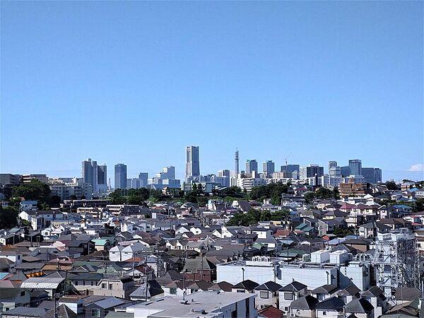 【外観】最上階のお部屋からの雄大な眺望は、みなとみらいや横浜駅方面、富士山までを一望する大パノラマです。