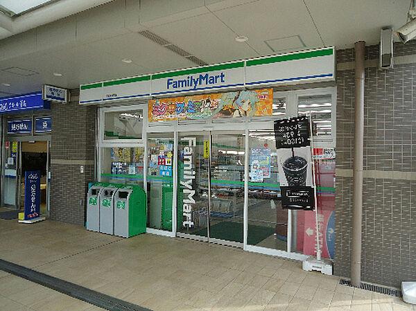 【周辺】ファミリーマート 香里園駅前店（348m）