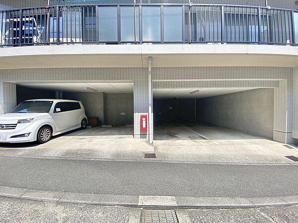 【駐車場】専用駐車場になります。