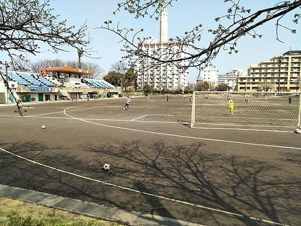 【周辺】公園 サッカーなどが行われる運動場があり、遊具も充実しています 320m