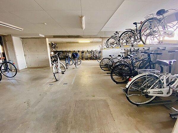 【駐車場】綺麗に整備された駐輪場です。屋根が付いているので雨の日でも自転車は濡れないのはありがたいですね。