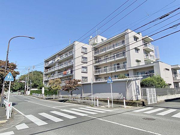 【外観】小田急線「相武台前」駅より徒歩20分。バス停も目の前にありバスの利用もしやすいです。小中学校やスーパー、行政施設も近くにあり徒歩圏内に便利な施設がたくさんあります。