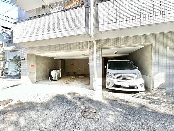 【駐車場】エントランス横の敷地内1階に平置きの駐車場があります♪