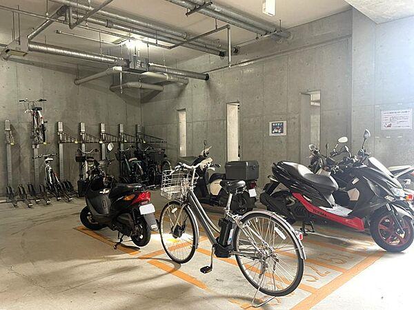 【駐車場】駐車場・駐輪場・バイク置場は建物下にあります。