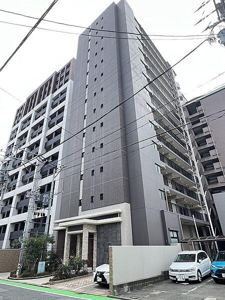 【外観】博多区下呉服町に建つ、地上13階建て、総戸数49戸、2018年1月竣工の分譲マンションです。