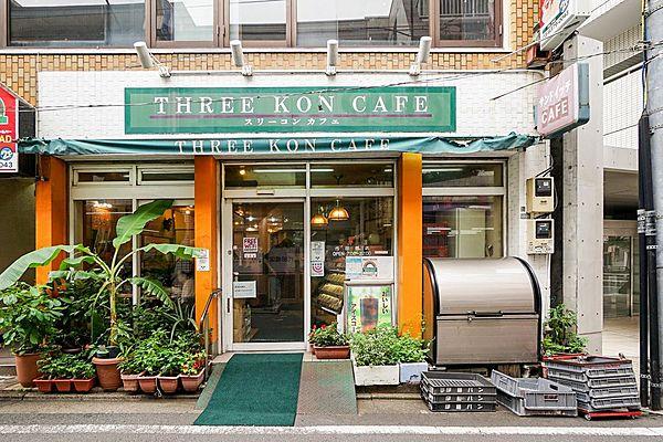【周辺】駅の北側にある「THREE KON CAFE（スリーコン カフェ）代田橋店」。ショーウィンドウには、フルーツ系からガッツリ系まで、美味しそうなサンドイッチがズラリと並んでいます。