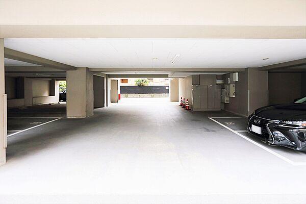 【駐車場】敷地内駐車場完備。車種を問わない平面駐車場があり、車庫入れも楽々です。