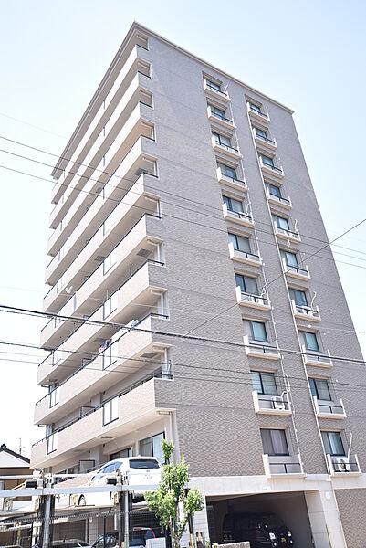 【外観】11階建て8階部分の南・東角住戸。三菱地所コミュニティによる建物管理。