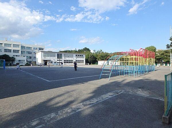 【周辺】小学校 880m 横浜市立竹山小学校(昭和46年創立。横浜市立竹山小学校まで歩道が整備されており、通学経路も安心です！)
