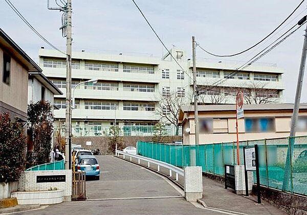 【周辺】中学校 850m 横浜市立東鴨居中学校(少子化の進む昨今にあり、生徒数が460人以上の賑やかな学校なので、お子様のコミュニケーション力を育むには良いですね！)