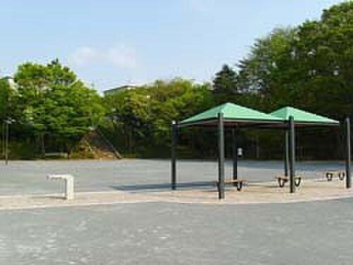 【周辺】公園 80m 竹山二丁目公園(住宅地の中に広がる緑豊かな広々公園。 のびのびと遊ぶことができます。)