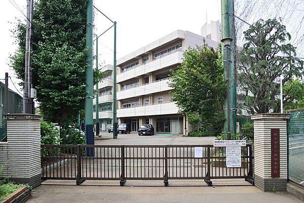 【周辺】中学校 680m 横浜市立六角橋中学校(昭和22年創立。生徒数が約900人以上の賑やかな学校なので、お子様のコミュニケーション力を育むには良いですね！)