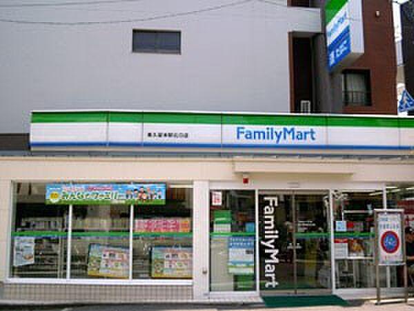 【周辺】コンビニ 590m ファミリーマート竹山団地店(近いので、なにかと便利なコンビニ。日々の暮らしを彩ります！)