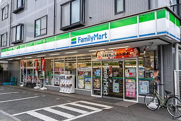 【周辺】ファミリーマート 小金井桜町店　徒歩５分