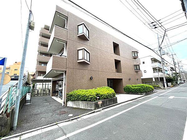 【外観】荻窪駅から徒歩6分に位置するマンション。