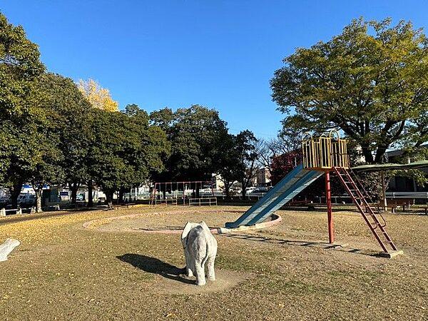 【周辺】錦ケ丘公園まで約270ｍ　一周640mのジョギングコースが囲む広大な敷地にテニスコートやソフトボール場がある公園です。