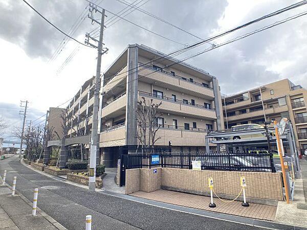 【外観】風致地区内にあり、水と緑に潤う閑静な住環境にございます。阪神芦屋駅から徒歩14分のマンションです。