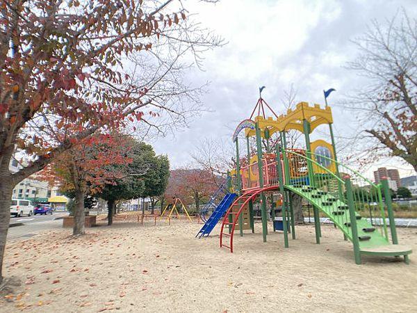 【周辺】二河川公園までは歩いて約3分。公園には遊具もあります。お子様の遊び場が近くにあるのは嬉しいですね！