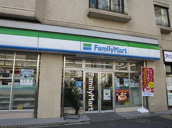 【周辺】ファミリーマート伊豆屋下目黒三丁目店 徒歩4分。 250m