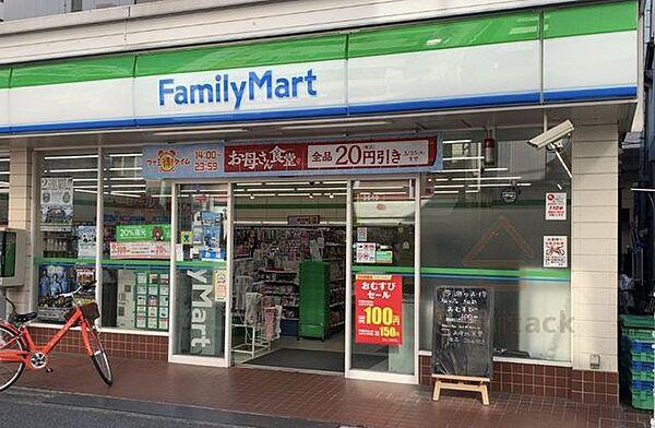 【周辺】ファミリーマート新丸子駅西口店 徒歩1分。 80m