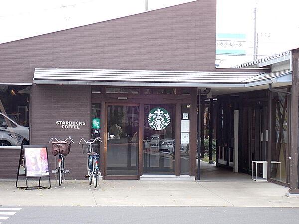【周辺】スターバックスコーヒー上尾二ツ宮店まで約500ｍ（徒歩約7分）。店内はおしゃれで、併設してJINS上尾店があります。