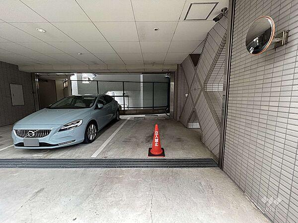 【駐車場】大きなお車も止めやすい屋内平面駐車場。