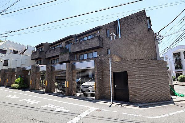 【外観】マンションの外観(北西側から)。駒沢通りから少し中に入っており、静かな住宅地内にございます。