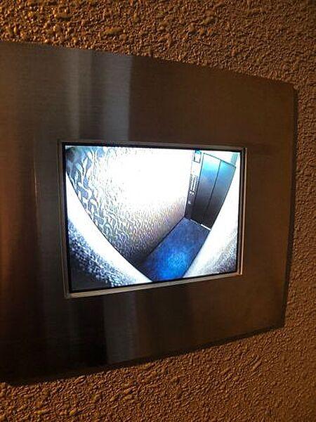 【駐車場】当物件は13階ですが、エレベーター付きでらくらくです。またエレベーター内を見ることができるモニターもついています。防犯面では徹底されており、ご入居者の方々が安心してお住まいいただける仕様です。