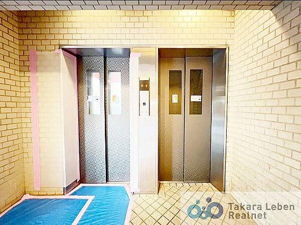 【エントランス】エレベーターは2基搭載。朝の混み合う時間も軽減することができます。